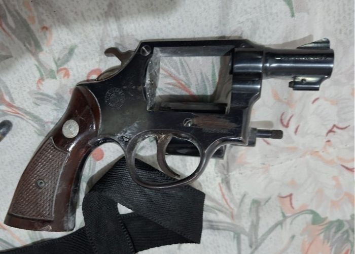Imagem da arma apreendida pela pol&iacute;cia