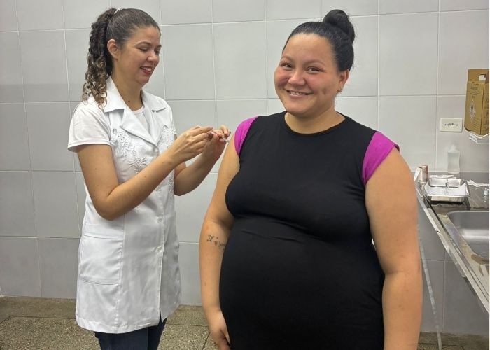 Imagem de uma gestante tomando a vacina