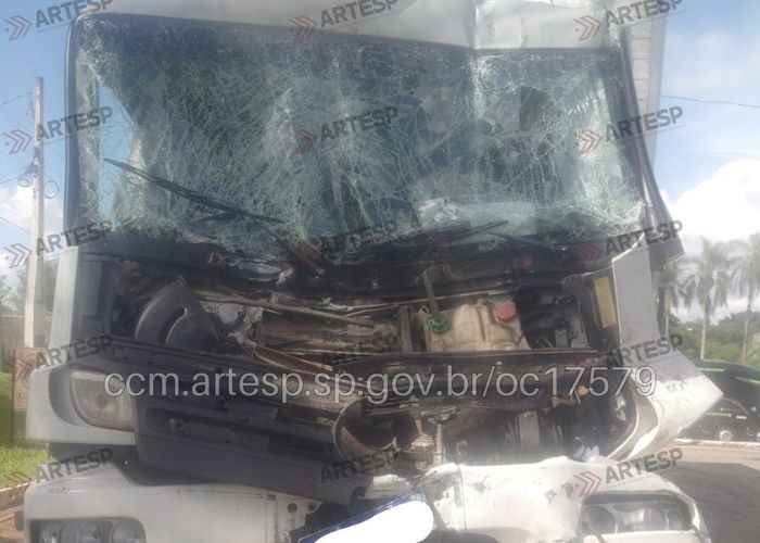 Colisão entre carreta e caminhão provoca congestionamento