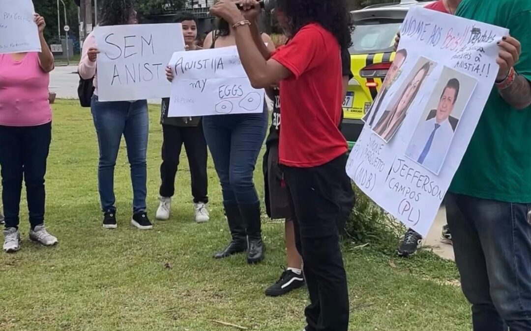 Manifestantes se reúnem em Sorocaba contra o PL da Dosimetria