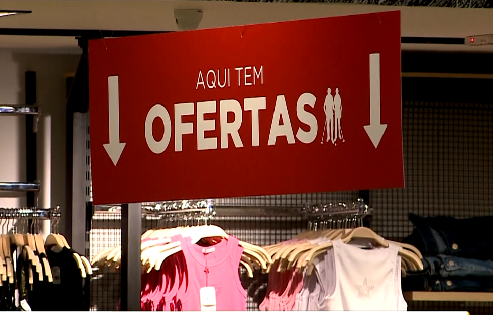 Placa de ofertas na loja.