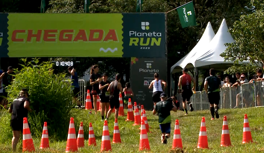 Imagem da fachada da corrida e de pessoas correndo em dire&ccedil;&atilde;o a ela.