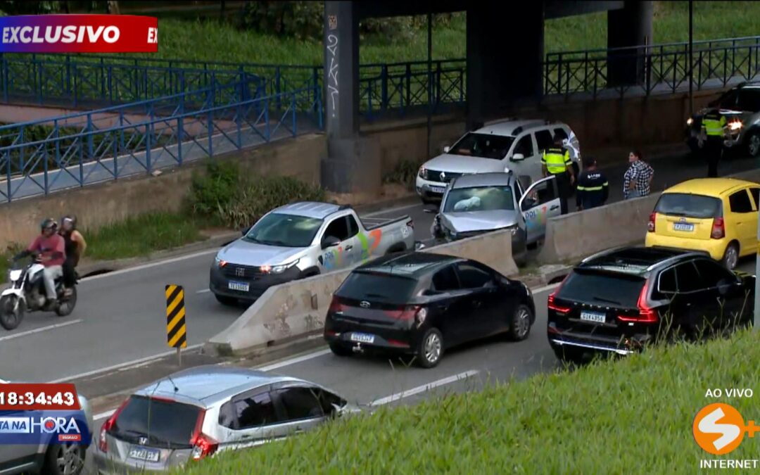 Acidente entre carro e moto provoca lentidão na avenida Dom Aguirre