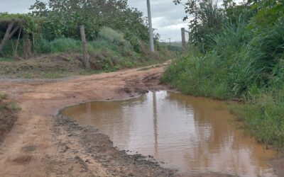 Estrada rural em Salto de Pirapora alaga com chuva e causa transtornos a moradores