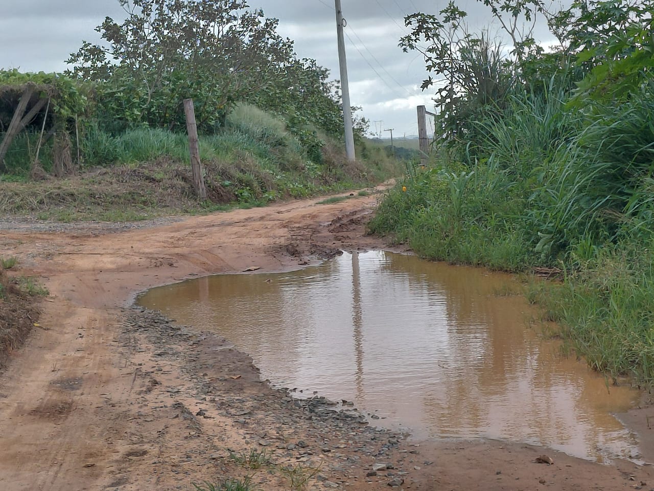 estrada alagada em Salto de Pirapora