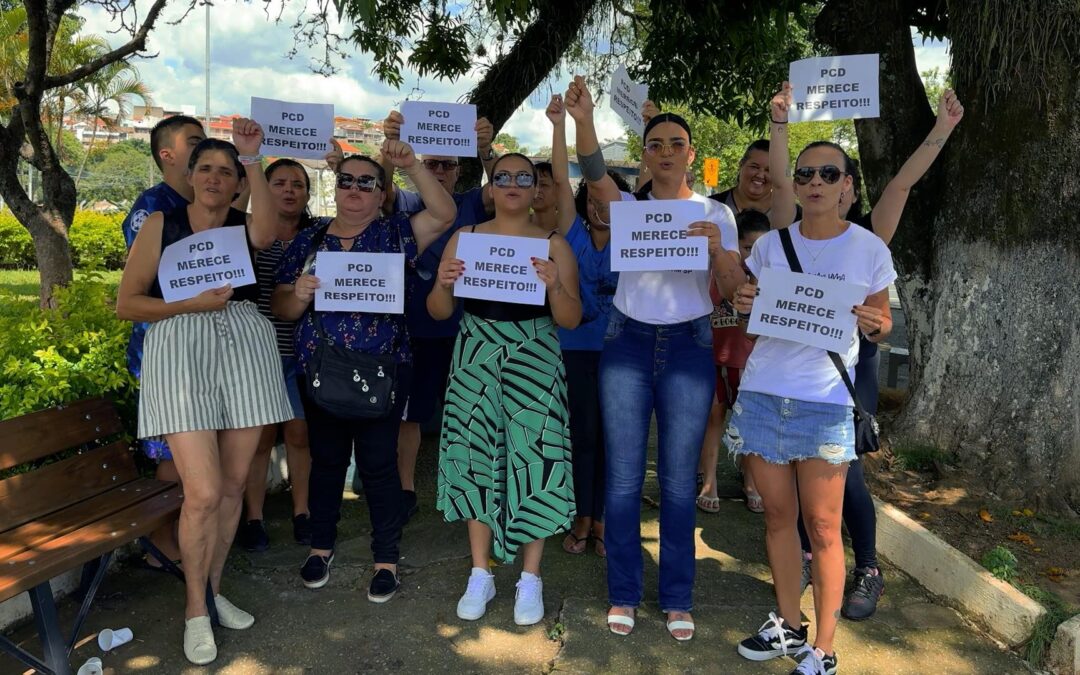 Famílias protestam em Votorantim e pedem retomada dos atendimentos da Apae