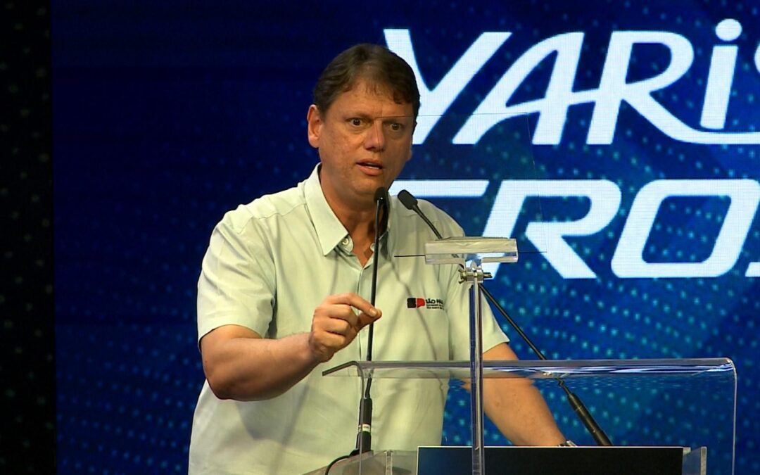 Governador Tarcísio de Freitas participa de evento de lançamento de carro em Sorocaba