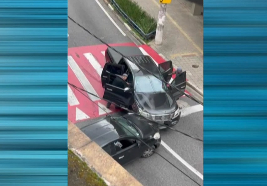 Imagem do carro batido em outro carro.