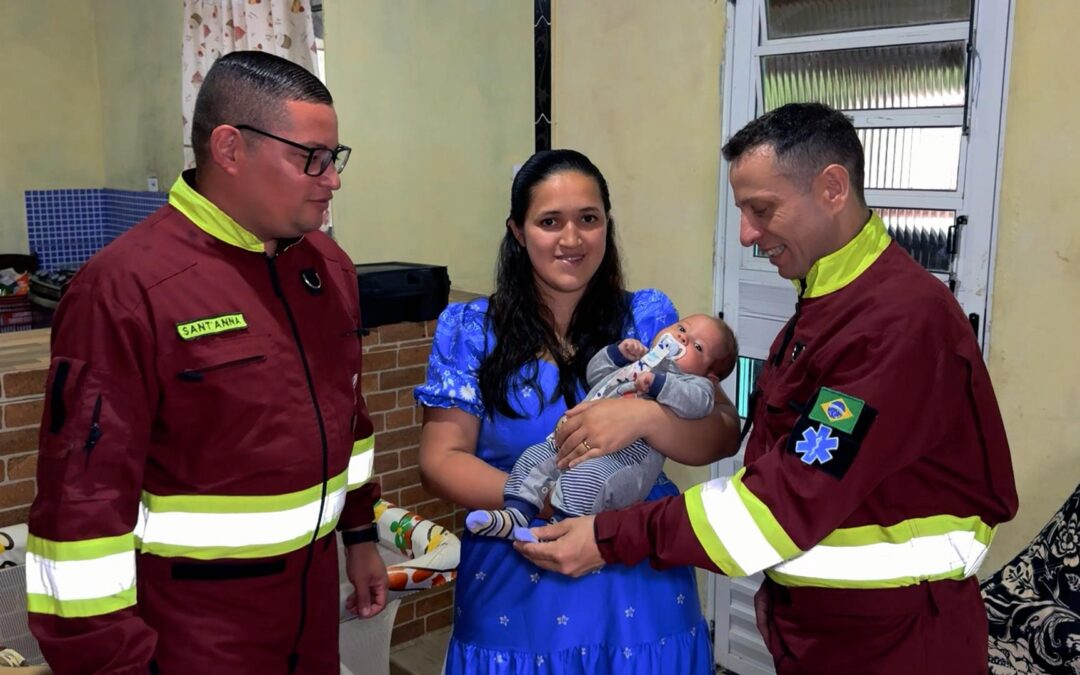 Bebê reencontra socorrista que o salvou de um engasgo em Piedade