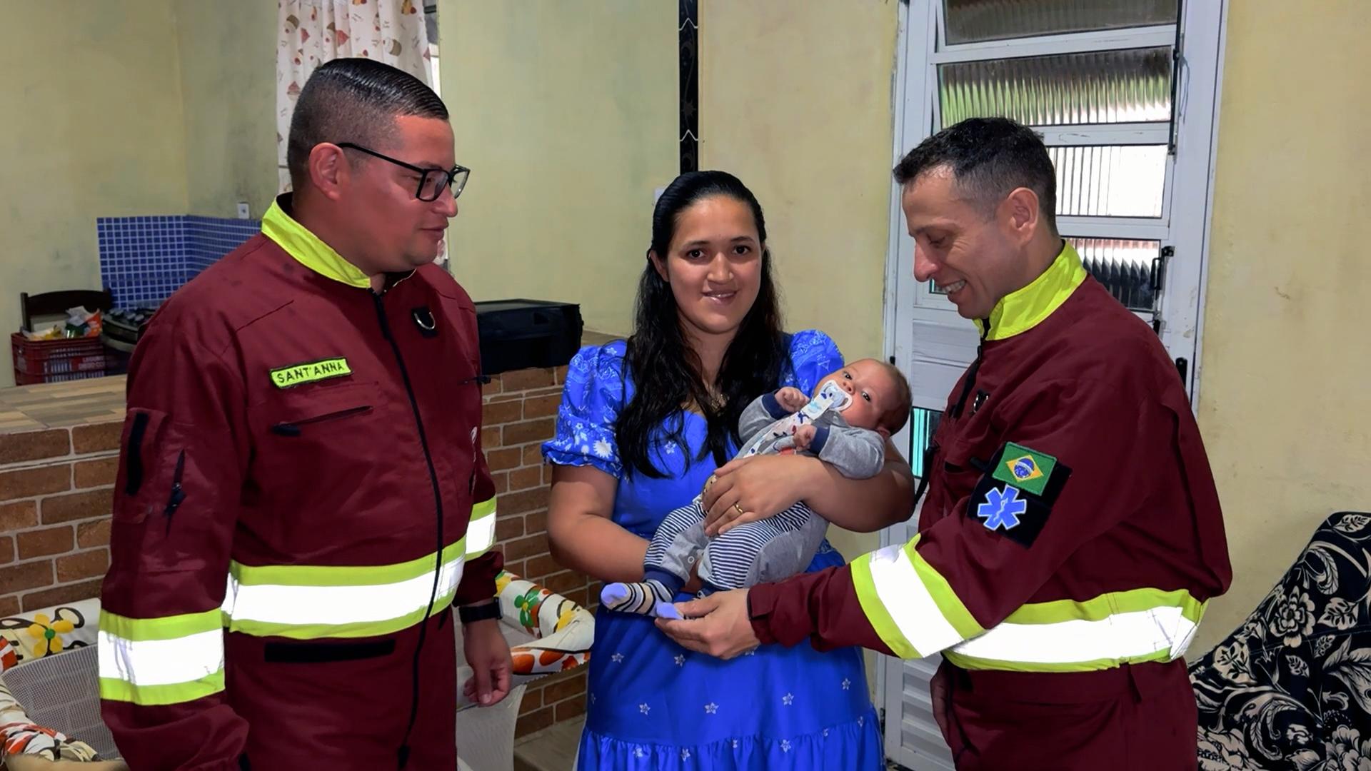 beb&ecirc; engasgado