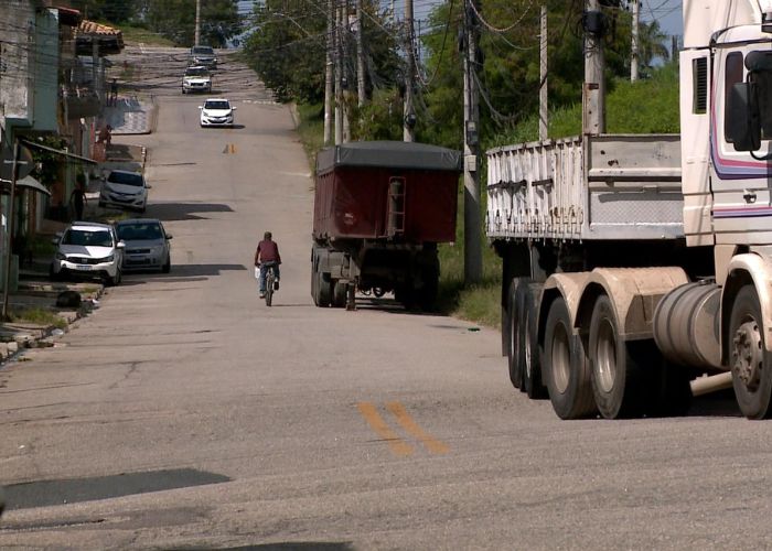 Moradores do Greenvalley reclamam de carretas, carros nas cal&ccedil;adas e mato alto em Votorantim