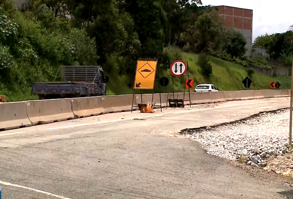 Obras de duplicação da Raposo Tavares alteram trânsito em Vila Paraíso, em Alumínio