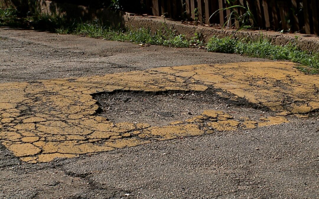 Moradores denunciam abandono e riscos em rua de Mairinque