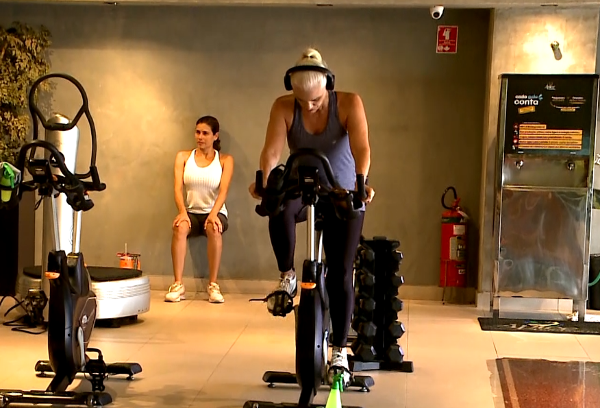 2 mulheres na academia.