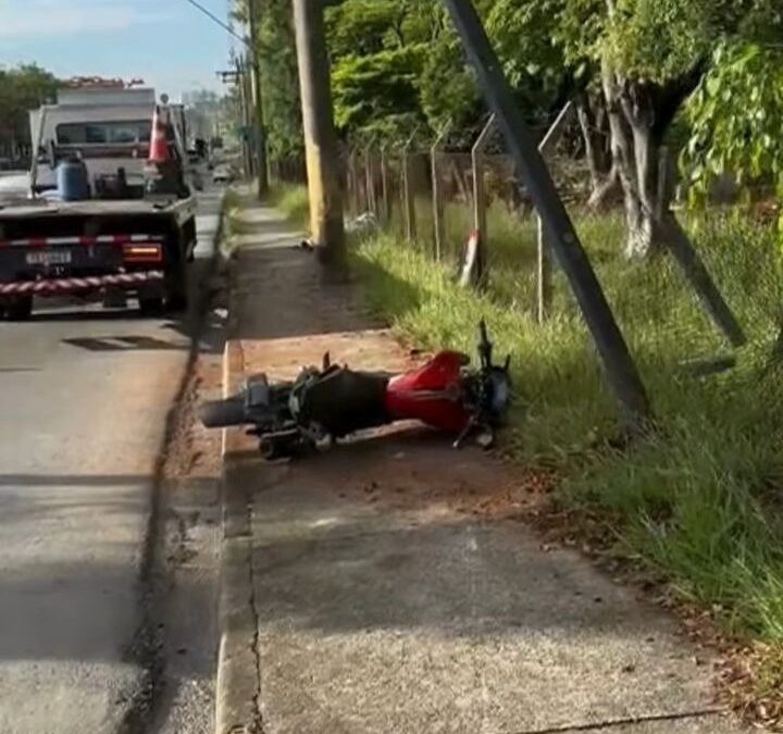 Motociclista morre após bater em poste na Avenida Independência, em Sorocaba
