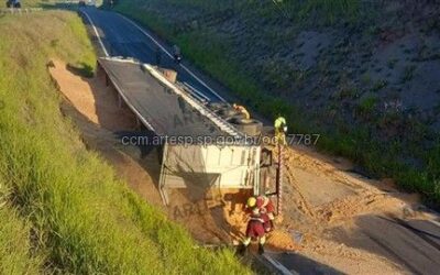 Carreta tomba e provoca interdição em rodovia de Porangaba