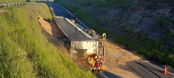Carreta tomba e provoca interdição em rodovia de Porangaba