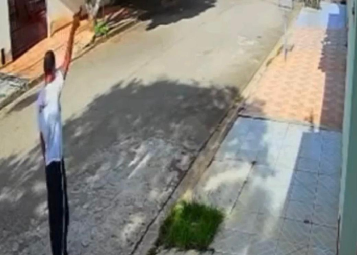 Câmera flagra homem armado atirando na rua antes de confronto com a PM em Sorocaba