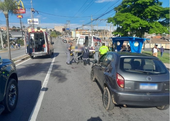 Imagem da menina sendo socorrida ap&oacute;s o acidente