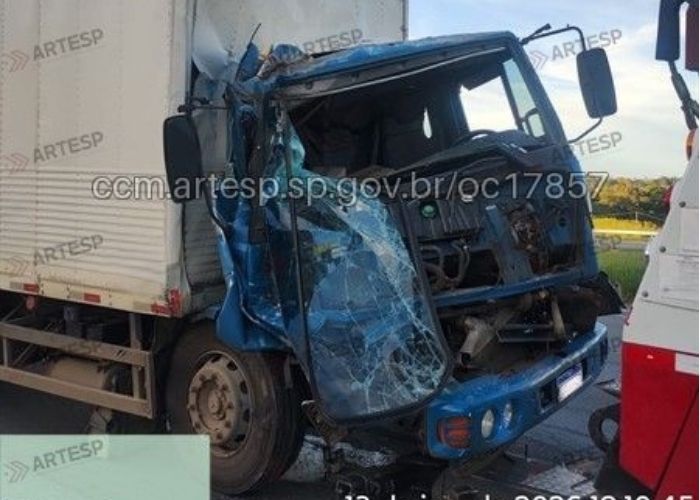 Imagem do caminh&atilde;o ap&oacute;s o acidente