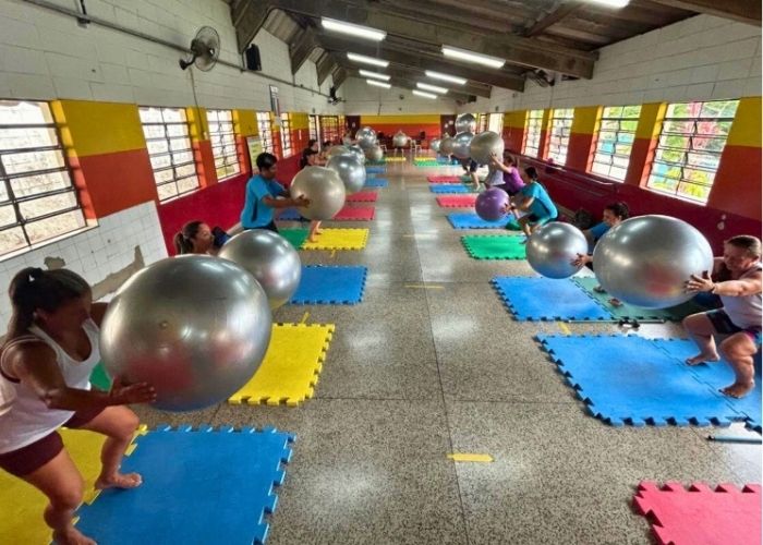 Imagem de mulheres fazendo pilates