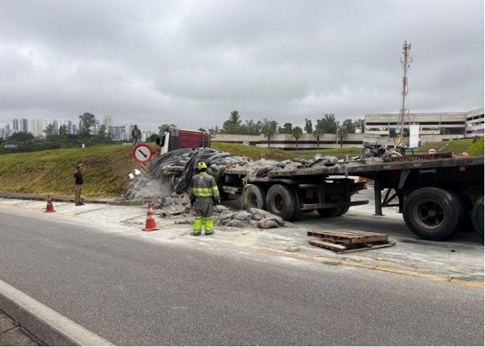 Tombamento de caminhão interdita acesso à Rodovia Raposo Tavares em Sorocaba