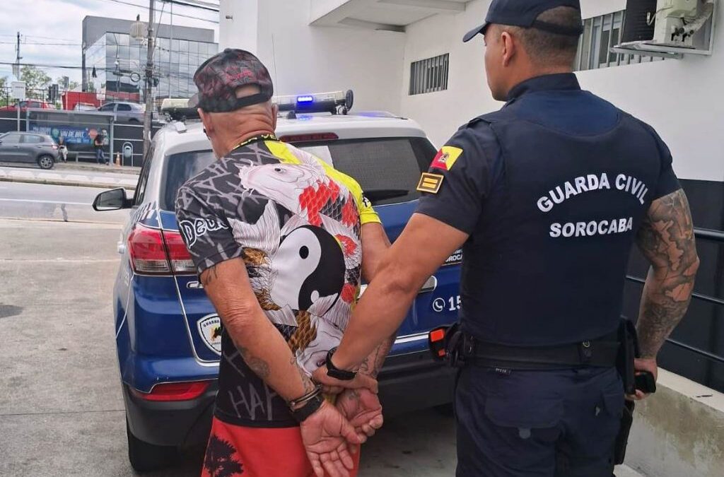 Homem é preso por tráfico com 205 porções de drogas e quase R$ 16 mil na Zona Oeste