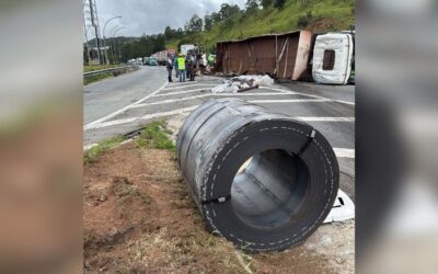 Acidente entre ônibus, caminhão e carreta causa congestionamento na Castello Branco