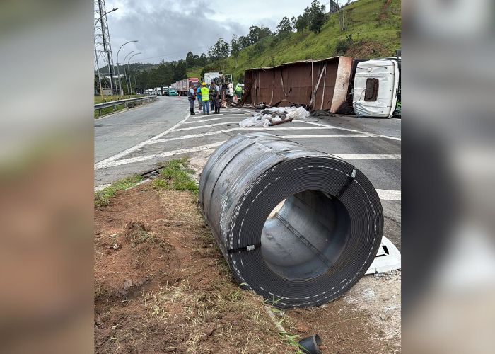 Acidente entre &ocirc;nibus, caminh&atilde;o e carreta causa congestionamento na Castello Branco