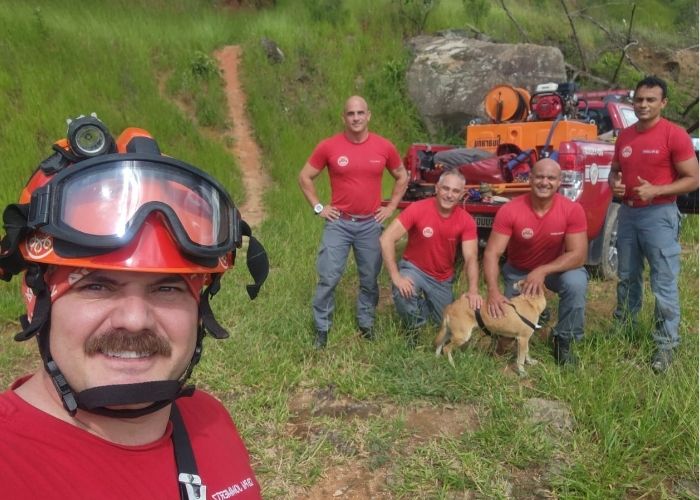 Bombeiros resgatam c&atilde;o que caiu no Pico da Pedreira, em S&atilde;o Roque