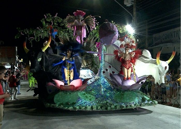 Carnaval de Porangaba reúne milhares de foliões
