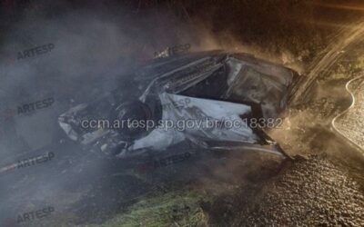 Carro pega fogo após ser atingido por caminhão, em Itu