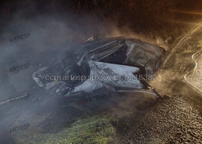 Carro pega fogo ap&oacute;s ser atingido por caminh&atilde;o, em Itu