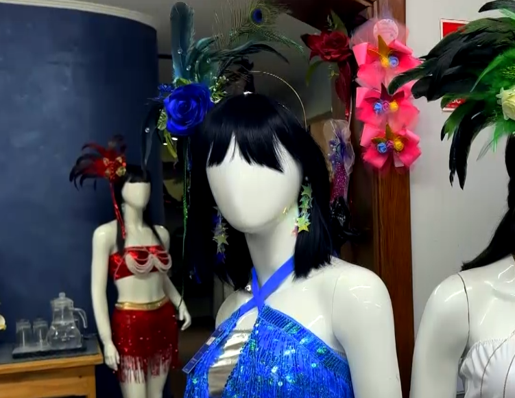 Manequim com fantasia de carnaval.