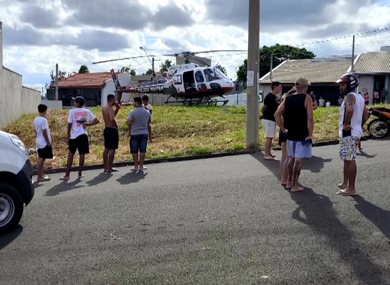 Imagem de pessoas ao redor do helic&oacute;ptero de resgate.