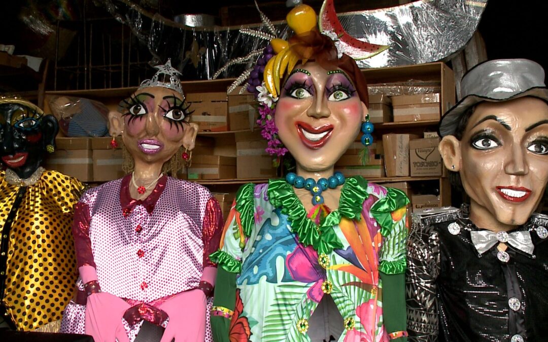 Carnaval em Salto reúne foliões no desfile dos Bonecões da Barra