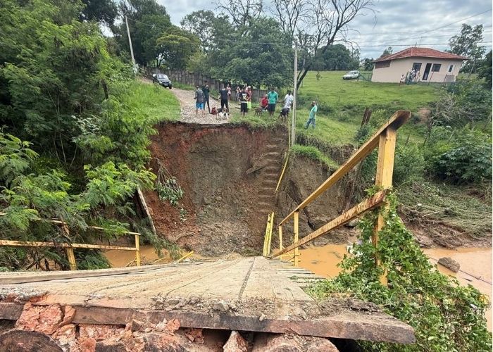 Fortes chuvas causam alagamentos, erosões e queda de ponte em Laranjal Paulista