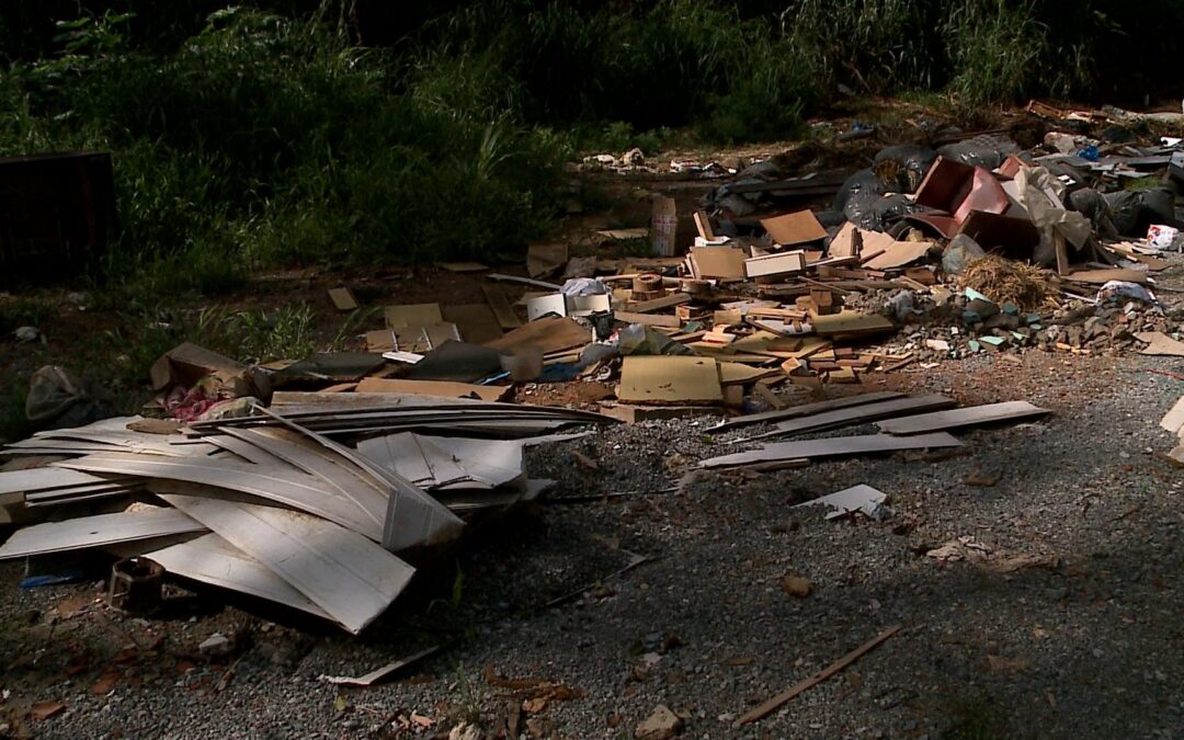 Moradores denunciam descarte irregular de lixo na Estrada da Macumba, em Votorantim