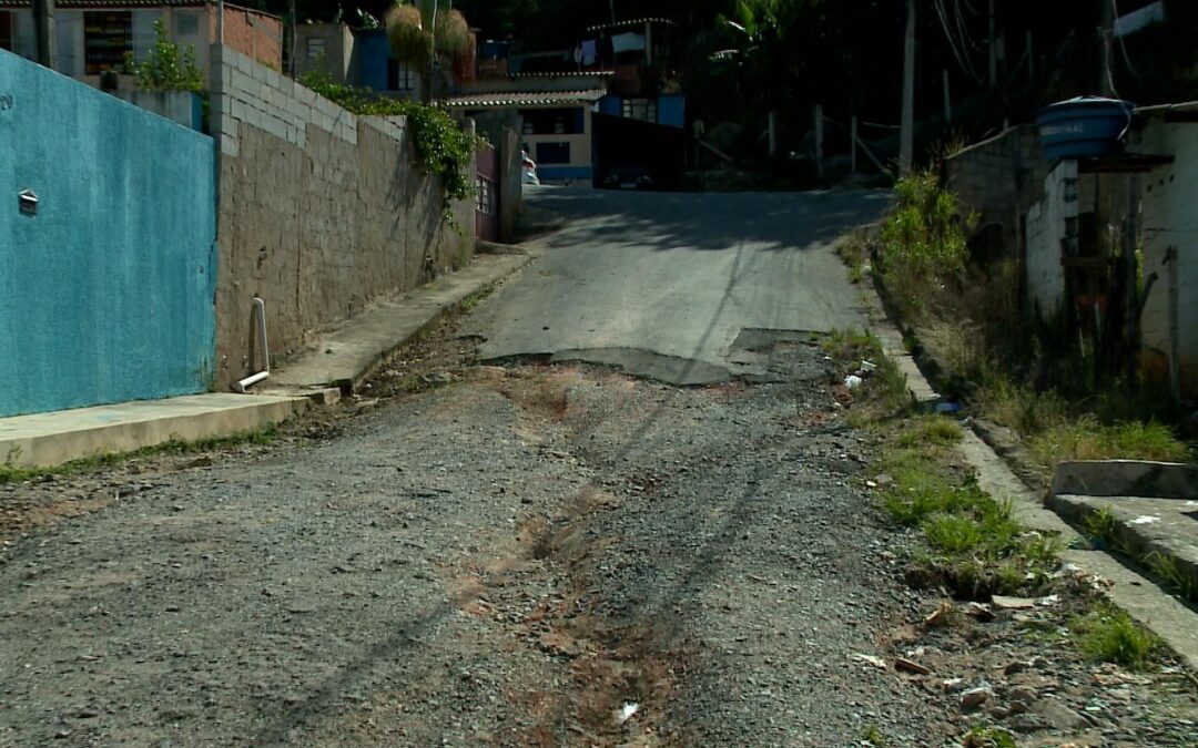 Moradores reclamam de erosão e alagamentos em rua de Piedade