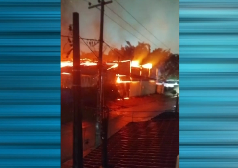 Incêndio destrói grande parte de fábrica de papel na zona norte de Sorocaba