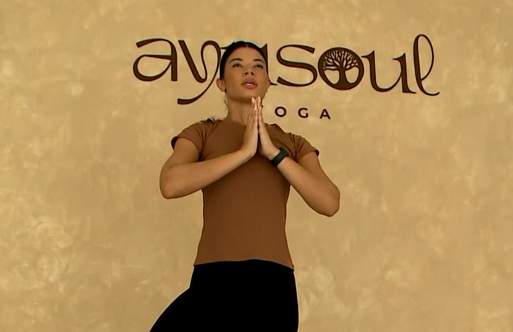 Mulher praticando Yoga.