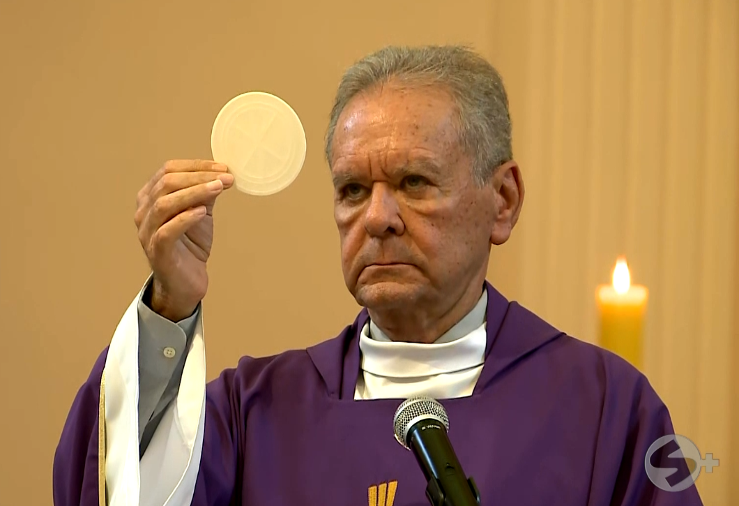 Padre realizando a missa.