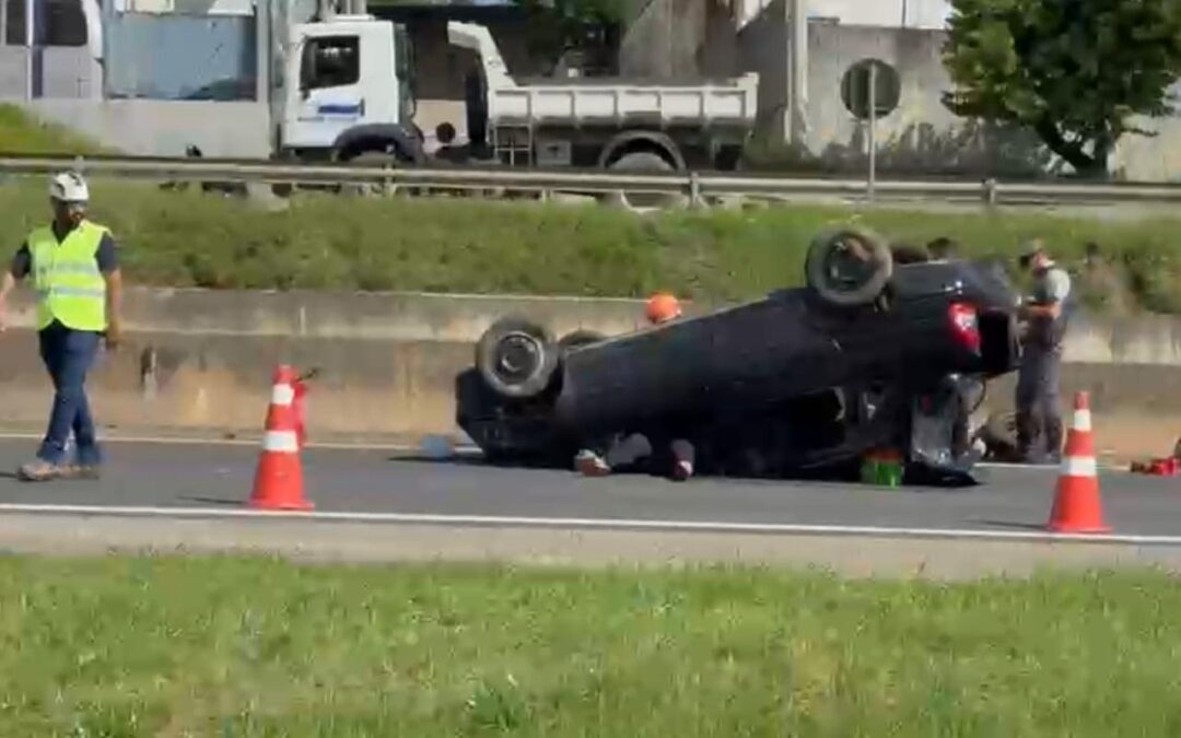 Capotamento deixa três feridos e interdita pista da Raposo Tavares em Sorocaba