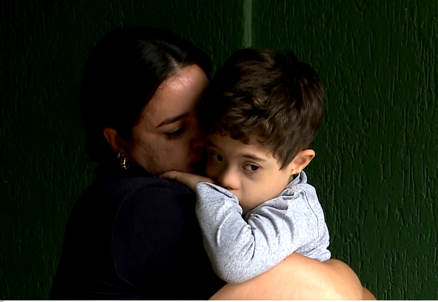 Criança no colo da mãe.