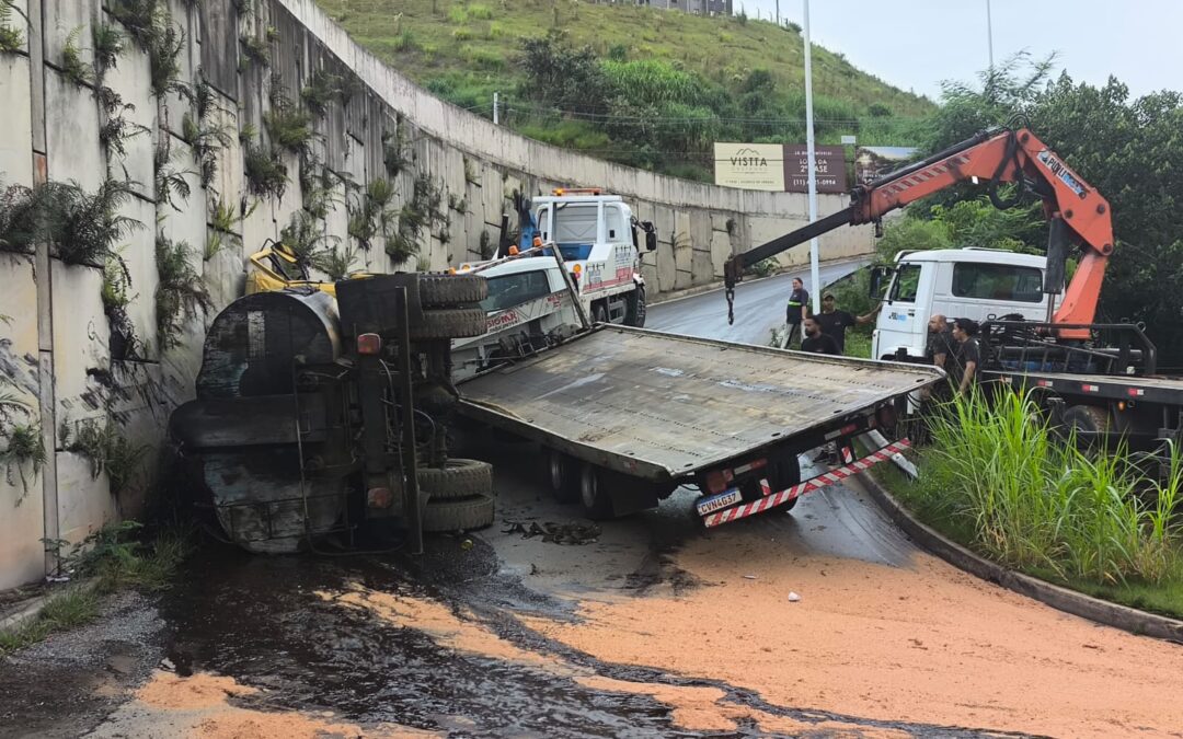 Caminhão-guincho tomba em acesso da Rodovia Tancredo Neves, em Jundiaí