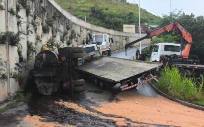 Caminhão-guincho tomba em acesso da Rodovia Tancredo Neves, em Jundiaí