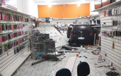 Carro invade loja de celulares após motorista sofrer mal súbito em Jundiaí