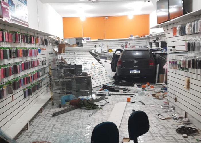 Carro invade loja de celulares ap&oacute;s motorista sofrer mal s&uacute;bito em Jundia&iacute;