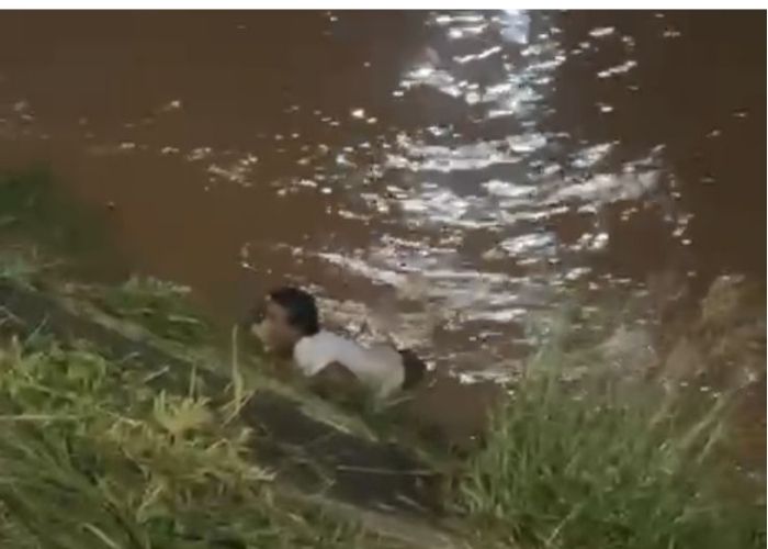 Mulher é resgatada após cair em rio em Jundiaí