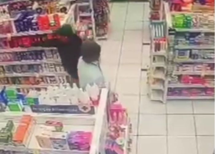 Imagem de um dos adolescentes anunciando o assalto